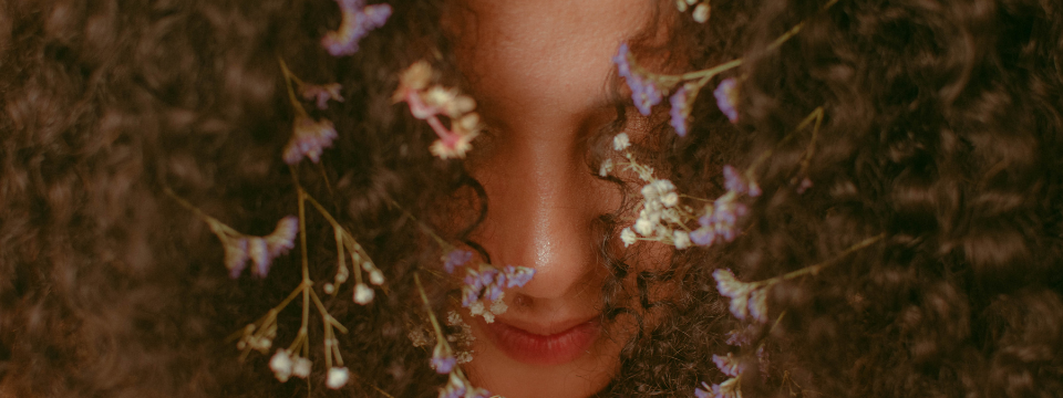 Cheveux bouclés et ondulés